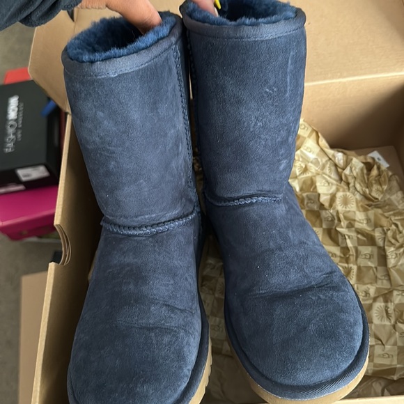 UGG Classic Short Boot - Picture 2 of 8